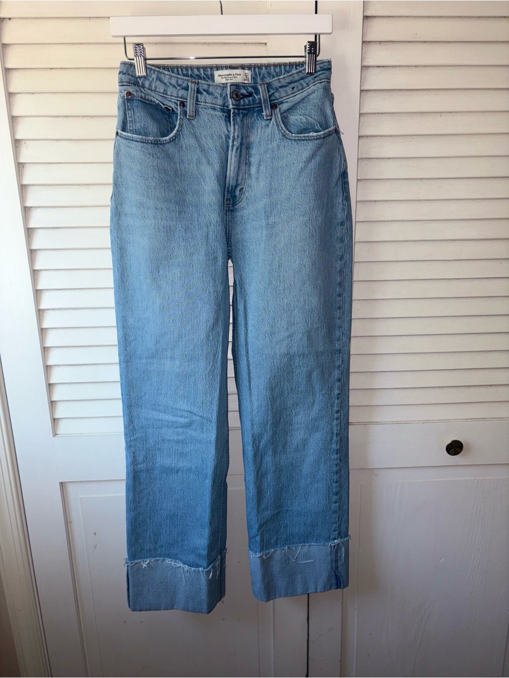 Abercrombie Curve Love 90s Relaxed Jean High Rise Wide Cuffed Hem Light Wash 27 - Picture 2 of 6